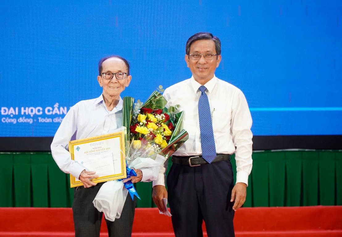 TP. Cần Thơ: Cảm phục cựu giáo chức 87 tuổi, quyết tâm lấy bằng thạc sĩ Văn học