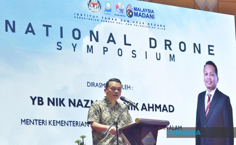 Malaysian Minister of Natural Resources and Environmental Sustainability Nik Nazmi Nik Ahmad speaks at the symposium. (Photo: Bernama) Malaysia employs drone technology for environment protection monitoring -0