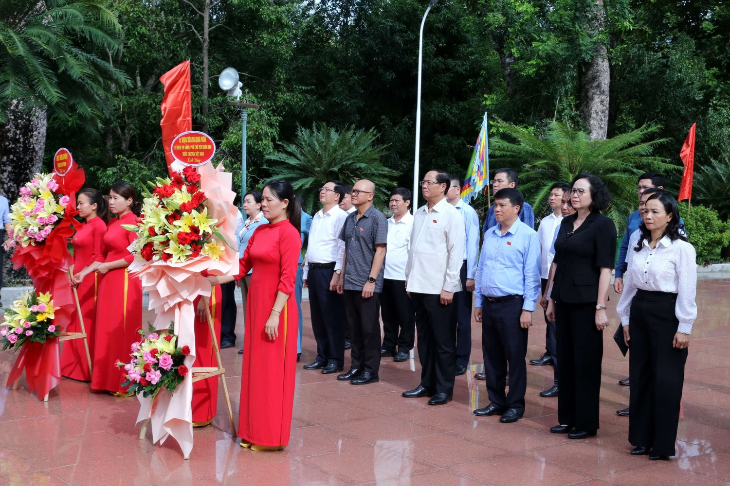 Phó Chủ tịch Quốc hội Trần Quang Phương thăm hỏi, tặng quà các gia đình chính sách tại tỉnh Bình Định -0