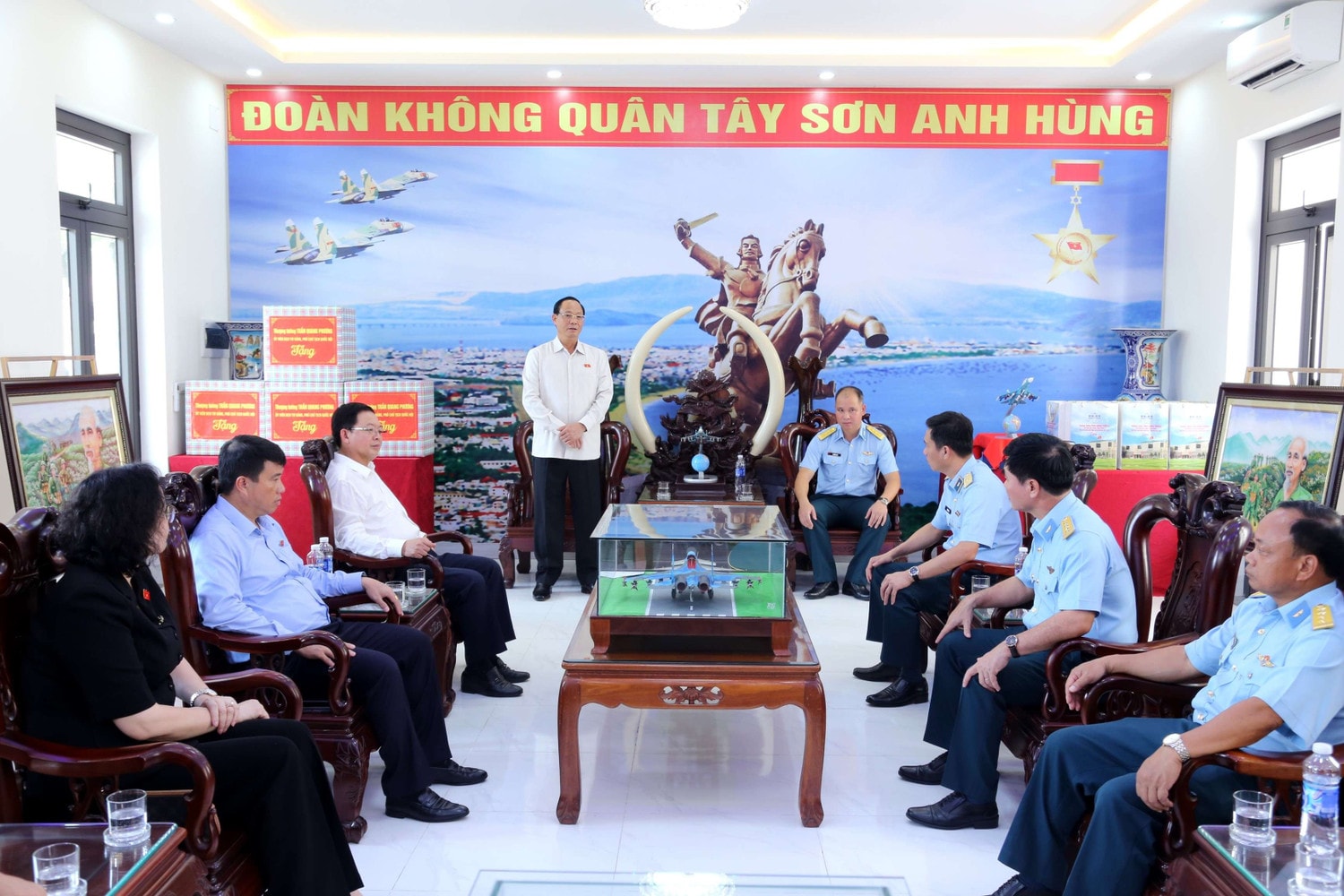 Phó Chủ tịch Quốc hội Trần Quang Phương thăm hỏi, tặng quà các gia đình chính sách tại tỉnh Bình Định -1