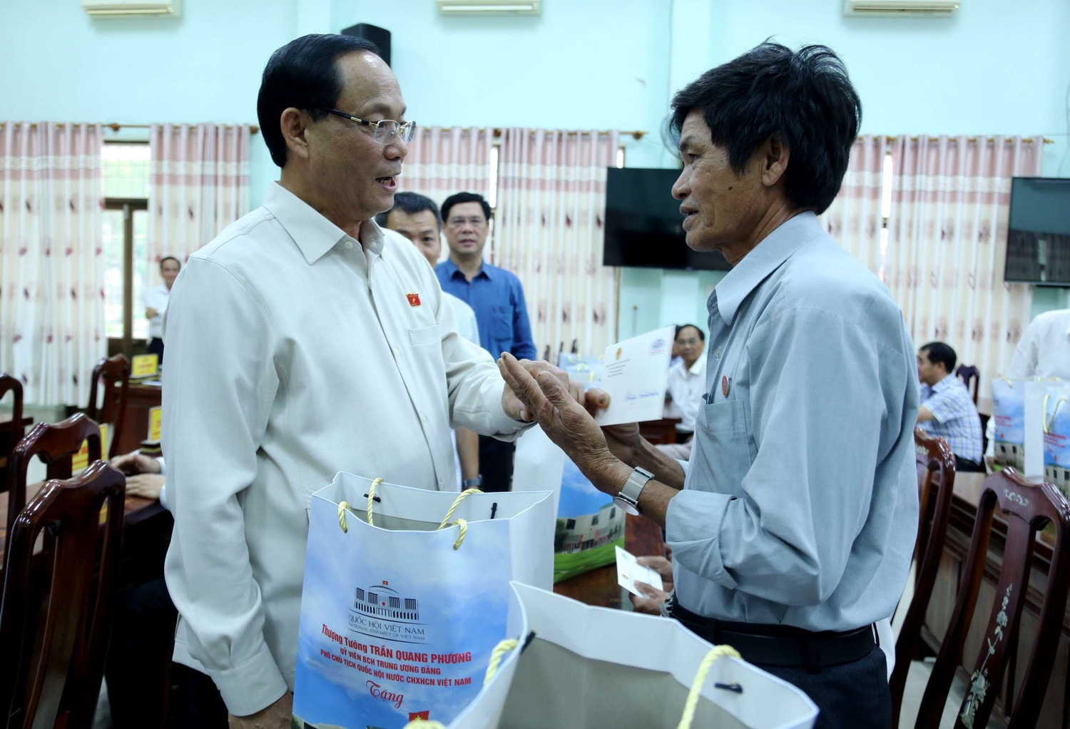 Phó Chủ tịch Quốc hội Trần Quang Phương thăm hỏi, tặng quà các gia đình chính sách tại tỉnh Bình Định -1