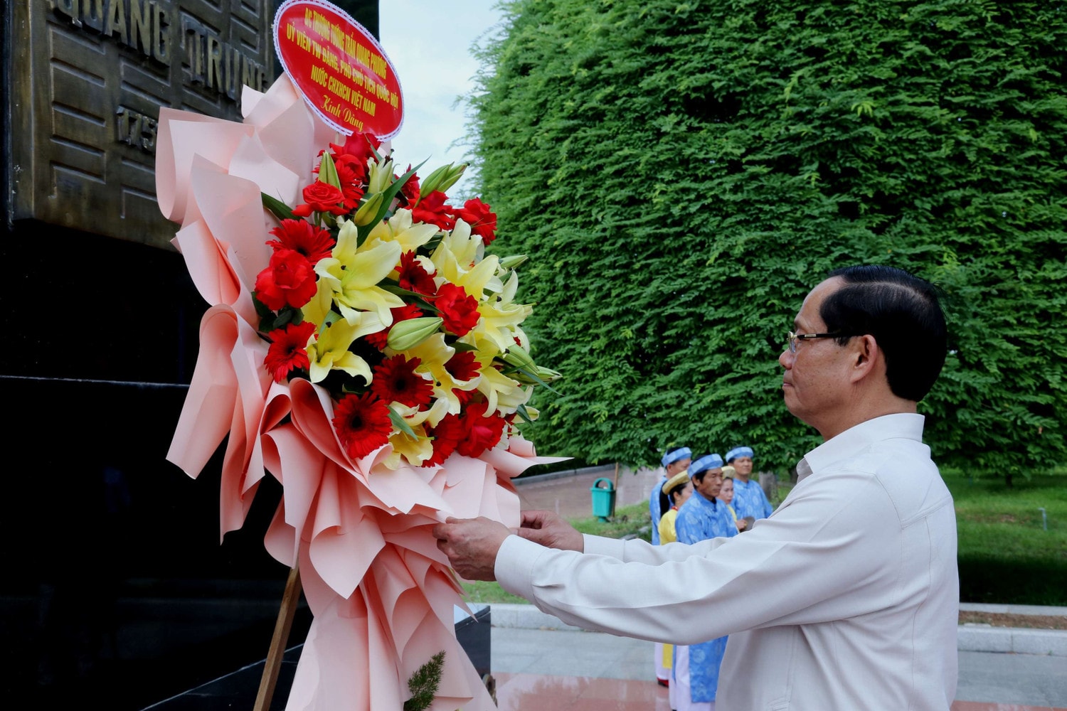 Phó Chủ tịch Quốc hội và Đoàn công tác dâng hoa, dâng hương tại Bảo tàng Quang Trung Phó Chủ tịch Quốc hội Trần Quang Phương thăm hỏi, tặng quà các gia đình chính sách tại tỉnh Bình Định -0