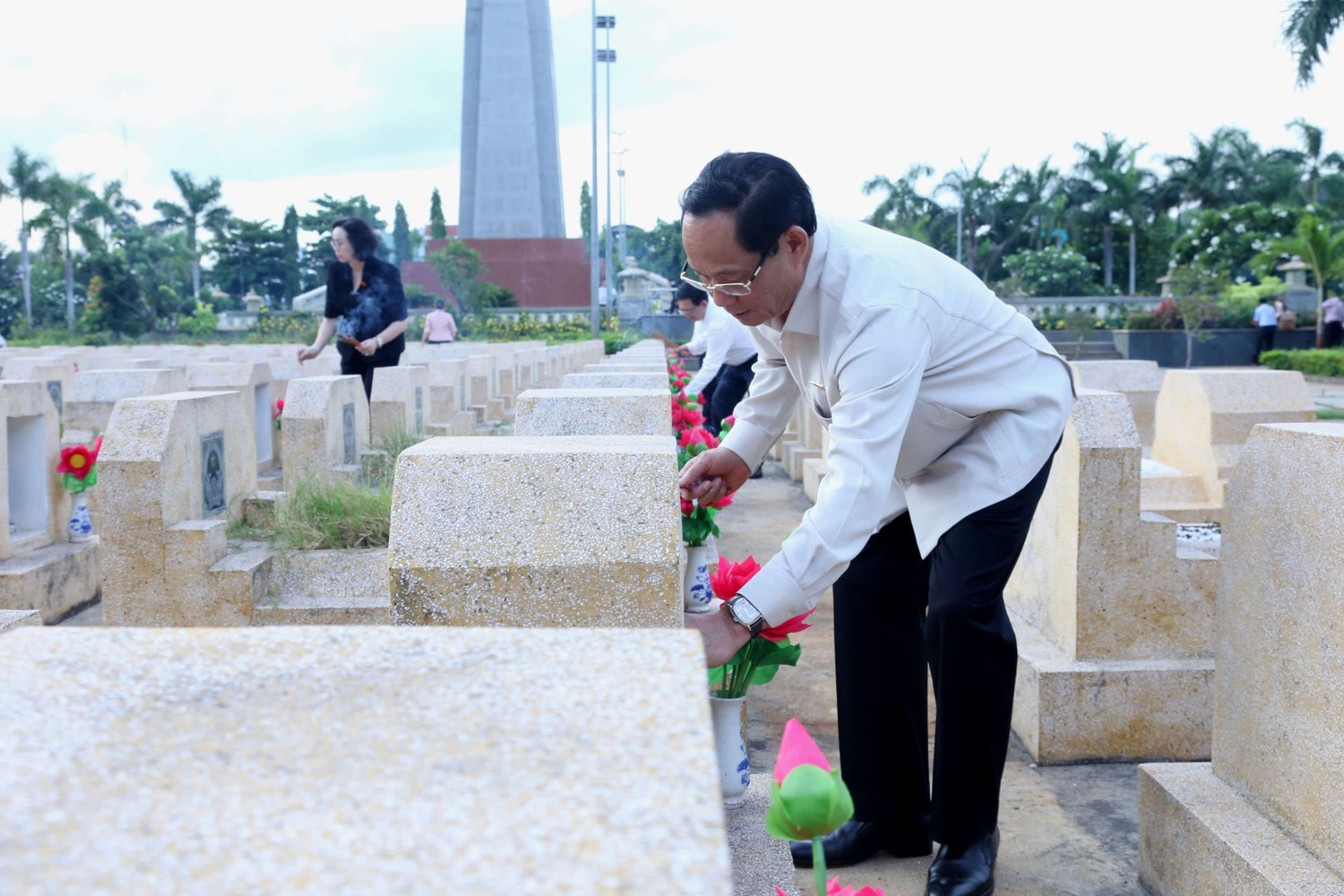 Phó Chủ tịch Quốc hội Trần Quang Phương thăm hỏi, tặng quà các gia đình chính sách tại tỉnh Bình Định -0