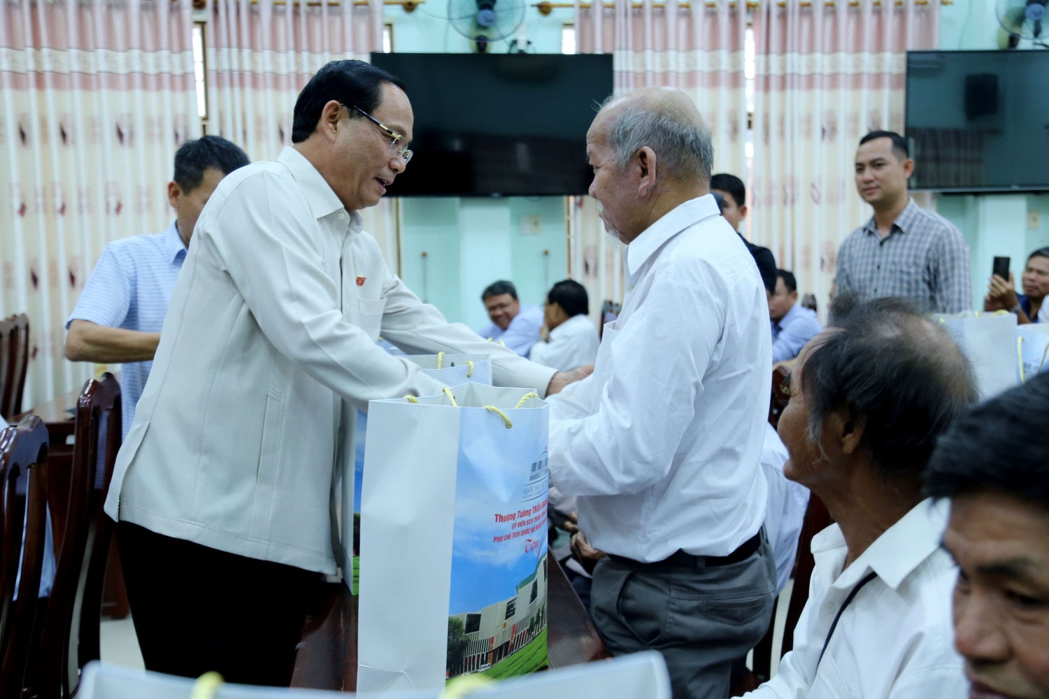 Phó Chủ tịch Quốc hội Trần Quang Phương thăm hỏi, tặng quà các gia đình chính sách tại tỉnh Bình Định -0