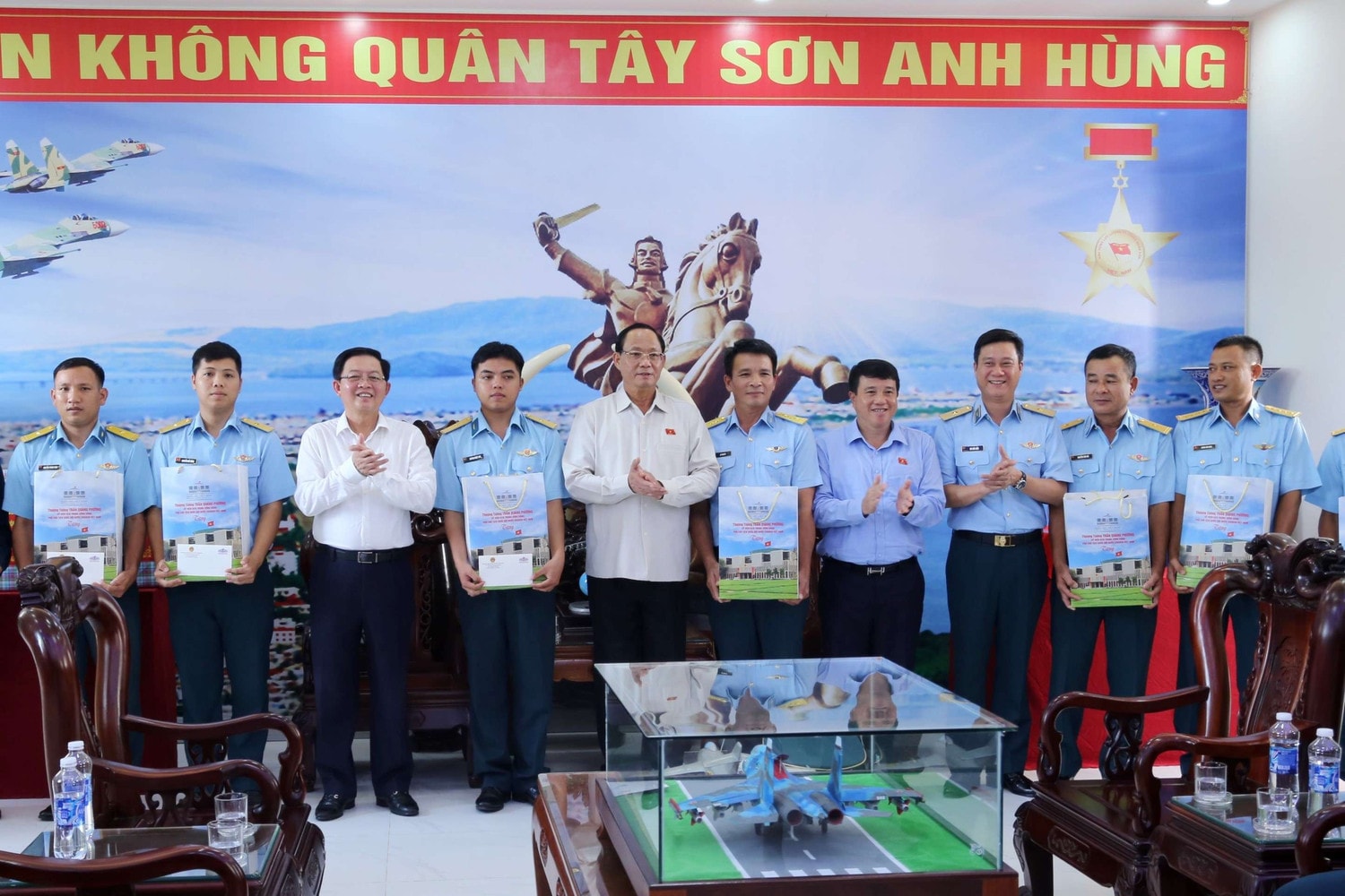 Phó Chủ tịch Quốc hội Trần Quang Phương thăm hỏi, tặng quà các gia đình chính sách tại tỉnh Bình Định -1