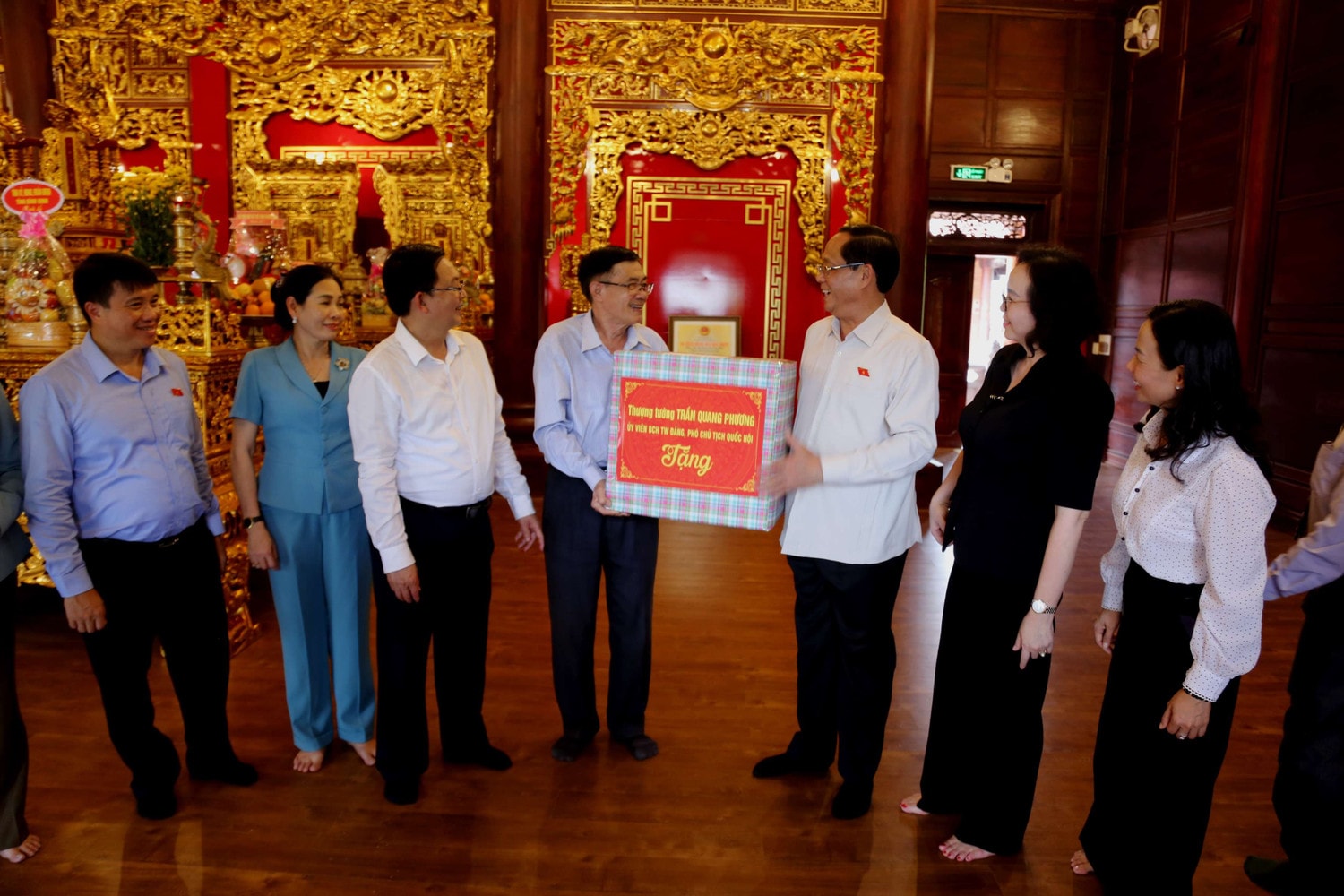 Phó Chủ tịch Quốc hội và Đoàn công tác tặng quà cho Ban quản lý Bảo tàng Quang Trung Phó Chủ tịch Quốc hội Trần Quang Phương thăm hỏi, tặng quà các gia đình chính sách tại tỉnh Bình Định -0