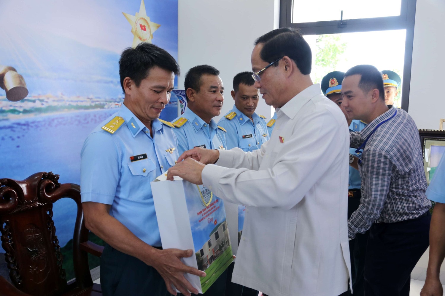 Phó Chủ tịch Quốc hội, Thượng tướng Trần Quang Phương thăm, tặng quà các gia đình chính sách tại Bình Định ảnh 15 Phó Chủ tịch Quốc hội Trần Quang Phương thăm hỏi, tặng quà các gia đình chính sách tại tỉnh Bình Định -0