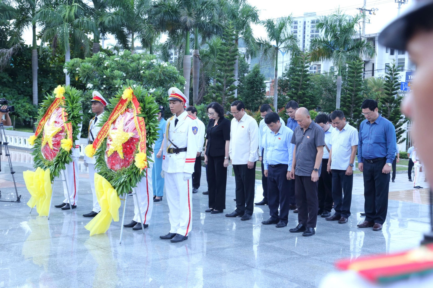 Phó Chủ tịch Quốc hội, Thượng tướng Trần Quang Phương và Đoàn dâng hương, dâng hoa tại Nghĩa trang Liệt sĩ thành phố Quy Nhơn Phó Chủ tịch Quốc hội Trần Quang Phương thăm hỏi, tặng quà các gia đình chính sách tại tỉnh Bình Định -0