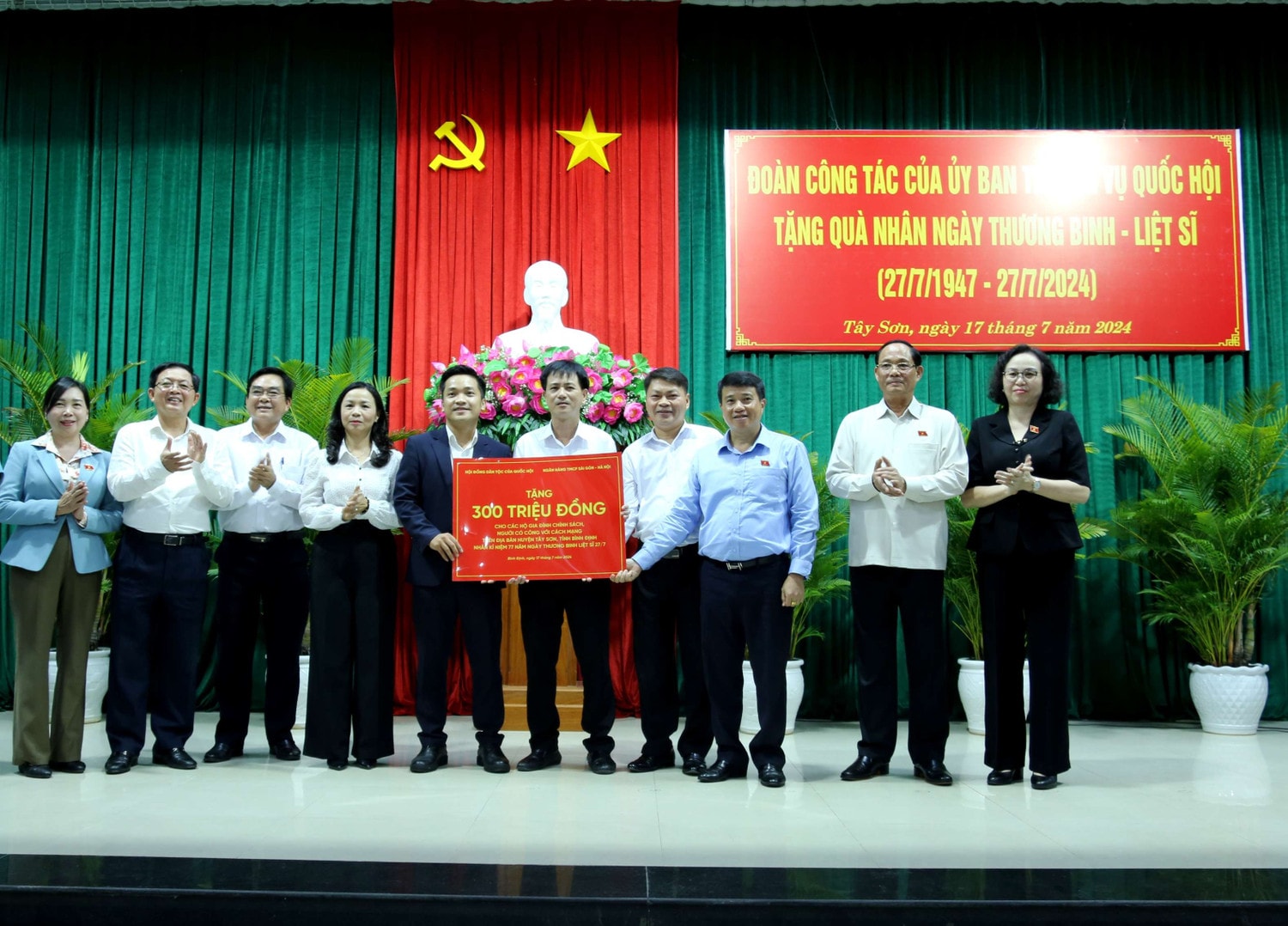 Đoàn công tác của Quốc hội trao 300 triệu đồng tặng huyện Tây Sơn Phó Chủ tịch Quốc hội Trần Quang Phương thăm hỏi, tặng quà các gia đình chính sách tại tỉnh Bình Định -0