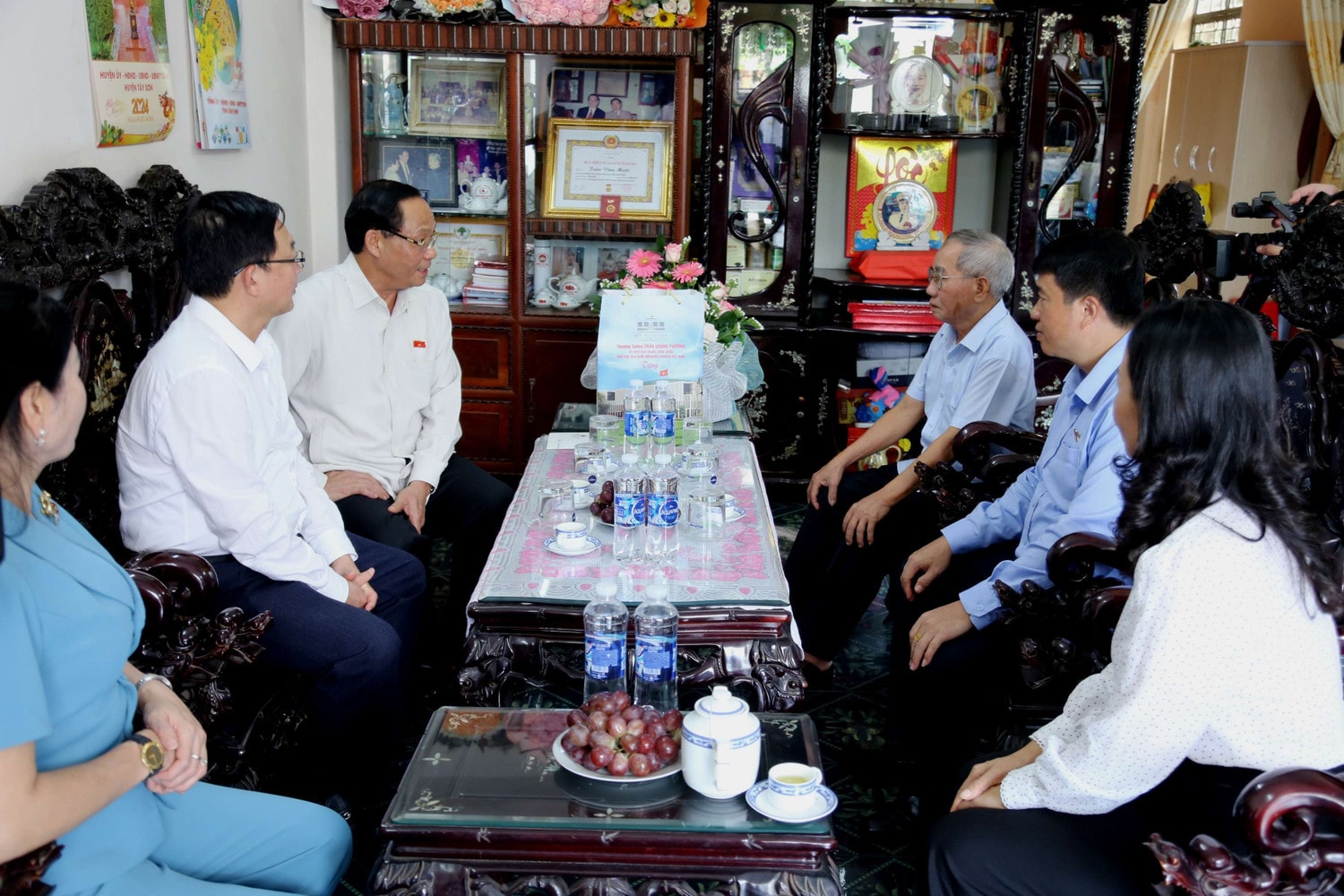 Phó Chủ tịch Quốc hội, Thượng tướng Trần Quang Phương và Đoàn công tác thăm hỏi, tặng quà gia đình thương binh Trần Văn Mười Phó Chủ tịch Quốc hội Trần Quang Phương thăm hỏi, tặng quà các gia đình chính sách tại tỉnh Bình Định -0