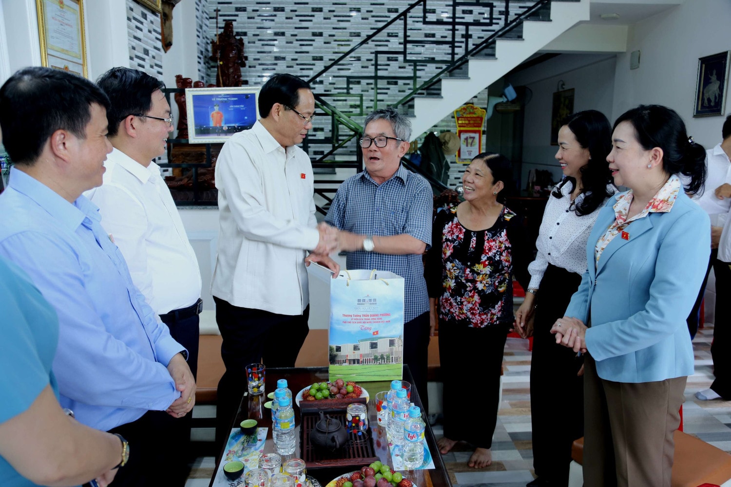 Phó Chủ tịch Quốc hội, Thượng tướng Trần Quang Phương và Đoàn công tác thăm hỏi, tặng quà gia đình thương binh Văn Hiệp Phó Chủ tịch Quốc hội Trần Quang Phương thăm hỏi, tặng quà các gia đình chính sách tại tỉnh Bình Định -1