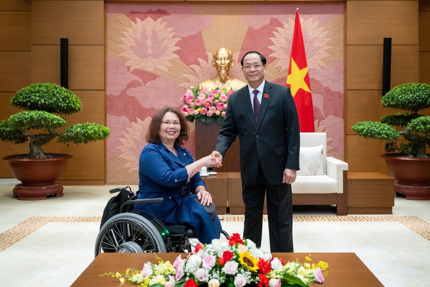 Phó Chủ tịch Quốc hội Trần Quang Phương bắt tay Thượng nghị sĩ Hoa Kỳ Tammy Duckworth