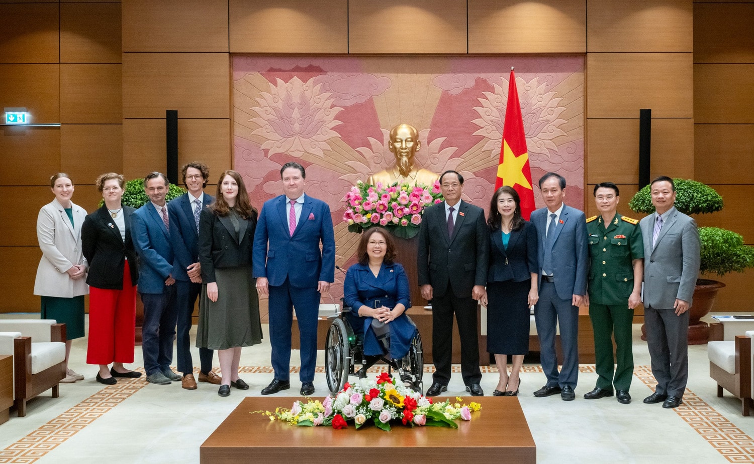 Các đại biểu chụp ảnh lưu niệm 