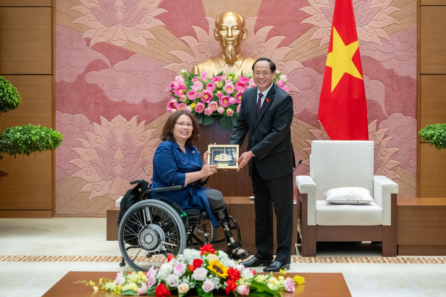 Phó Chủ tịch Quốc hội Trần Quang Phương trao quà lưu niệm tặng Thượng nghị sĩ Hoa Kỳ Tammy Duckworth