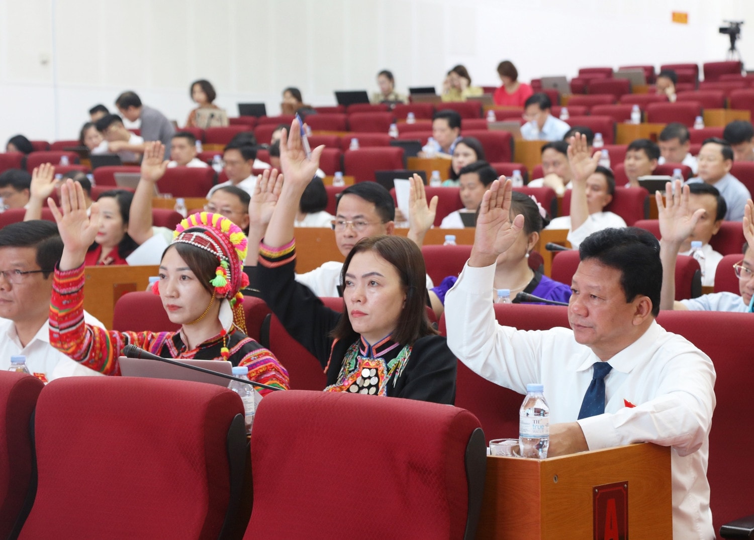 Các đại biểu HĐND tỉnh biểu quyết thông qua nghị quyết Kỳ họp thứ 21, HĐND tỉnh Lai Châu Khoá XV thông qua 18 Nghị quyết quan trọng -0