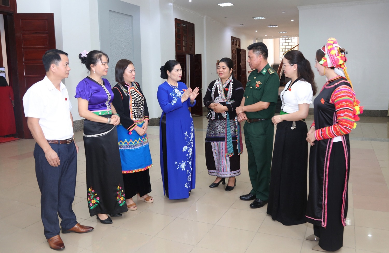 Bí thư Tỉnh ủy, Chủ tịch HĐND tỉnh Giàng Páo Mỷ trao đổi cùng các đại biểu bên lề kỳ họp Kỳ họp thứ 21, HĐND tỉnh Lai Châu Khoá XV thông qua 18 Nghị quyết quan trọng -0