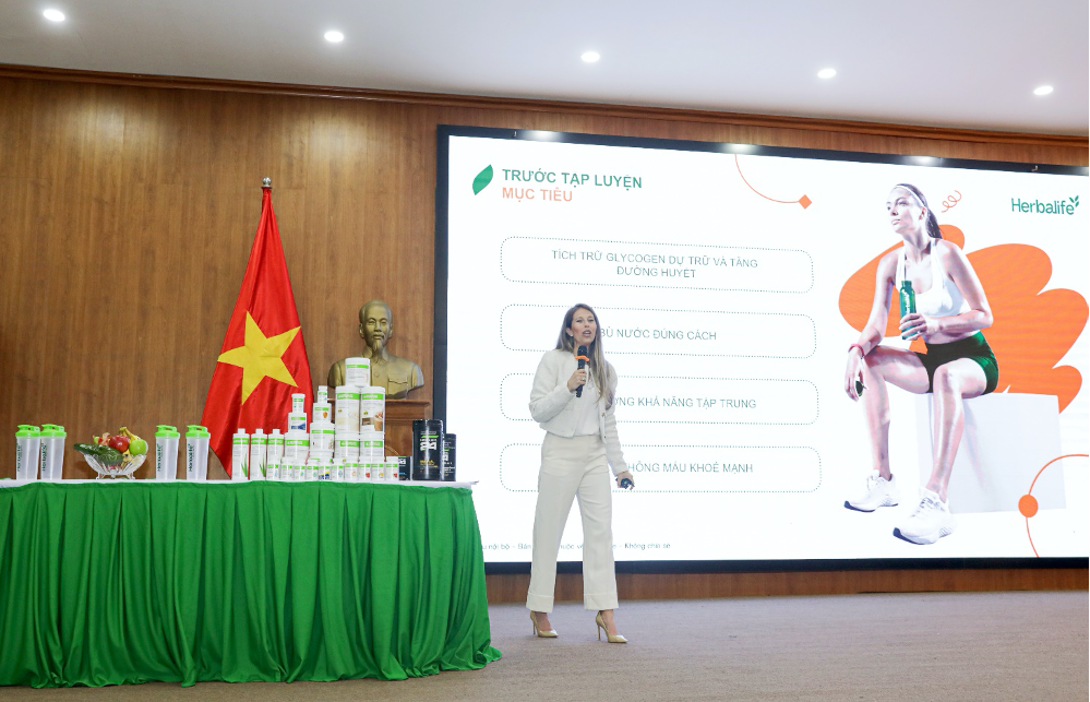 Chuyên gia dinh dưỡng của Herbalife mang kiến thức chuyên sâu tới bóng đá Việt -0