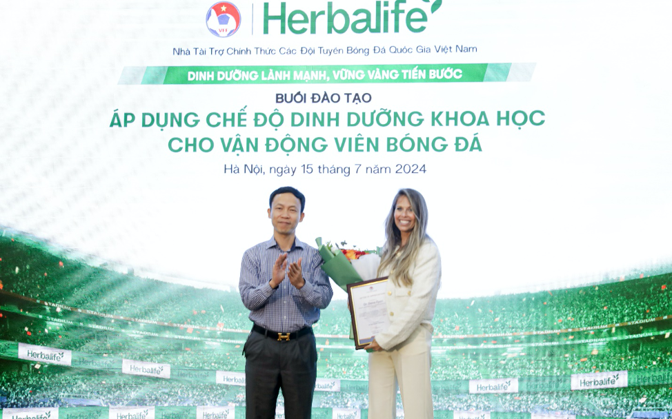 Chuyên gia dinh dưỡng của Herbalife mang kiến thức chuyên sâu tới bóng đá Việt -0
