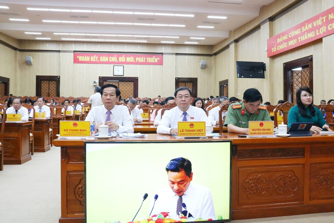 Ủy viên Trung ương Đảng, Bí thư Tỉnh ủy, Trưởng đoàn đại biểu Quốc hội tỉnh Kiên Giang Đỗ Thanh Bình cùng các đại biểu dự kỳ họp HĐND tỉnh Kiên Giang khai mạc Kỳ họp thứ 24 xem xét 15 Nghị quyết