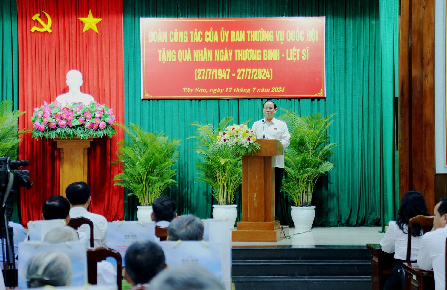 Phó Chủ tịch Quốc hội, Thượng tướng Trần Quang Phương thăm, tặng quà các gia đình chính sách tại Bình Định -0