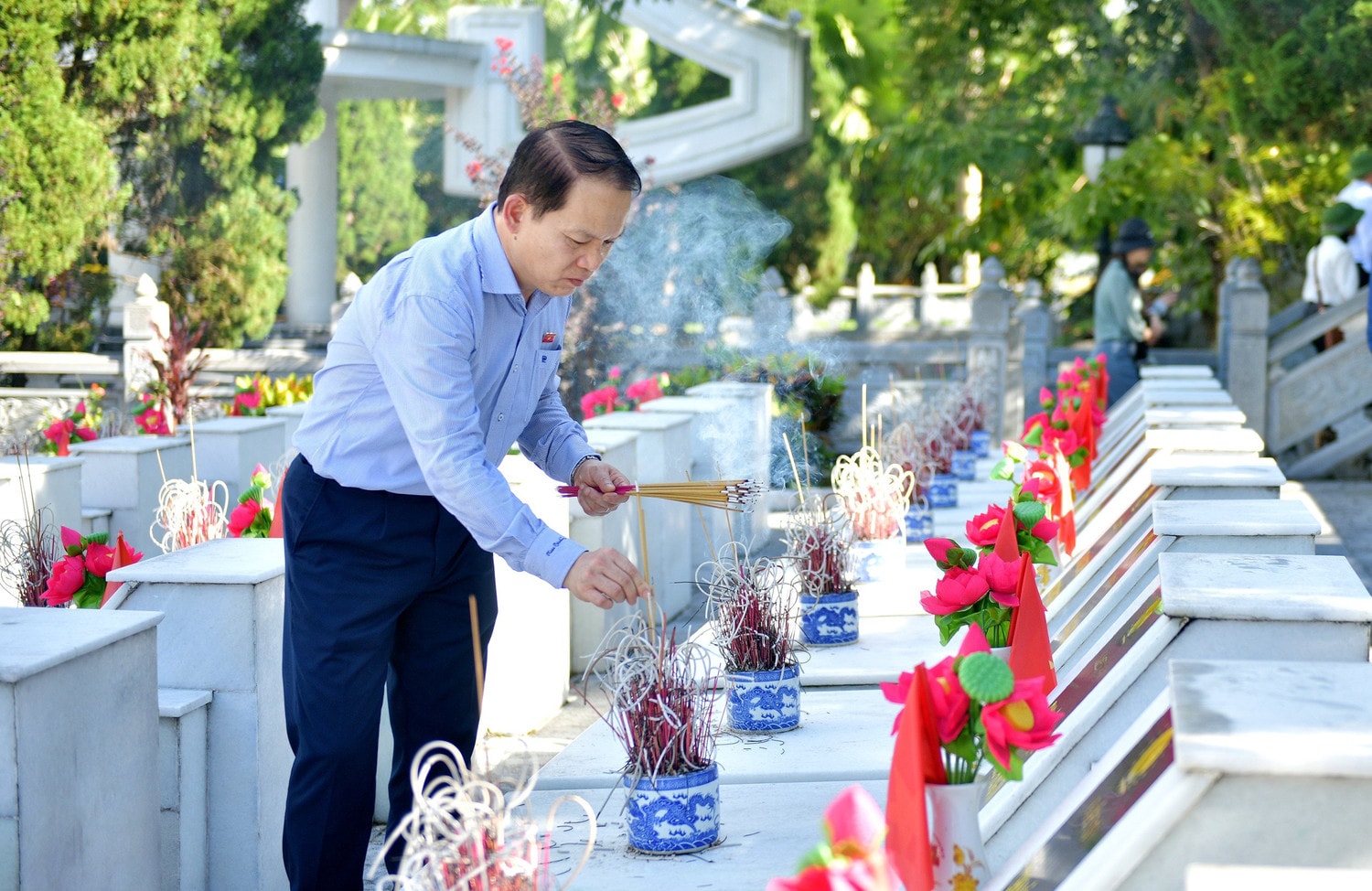 Đoàn công tác Ủy ban Pháp luật tri ân các anh hùng liệt sĩ, tặng quà người có công tại Hà Giang