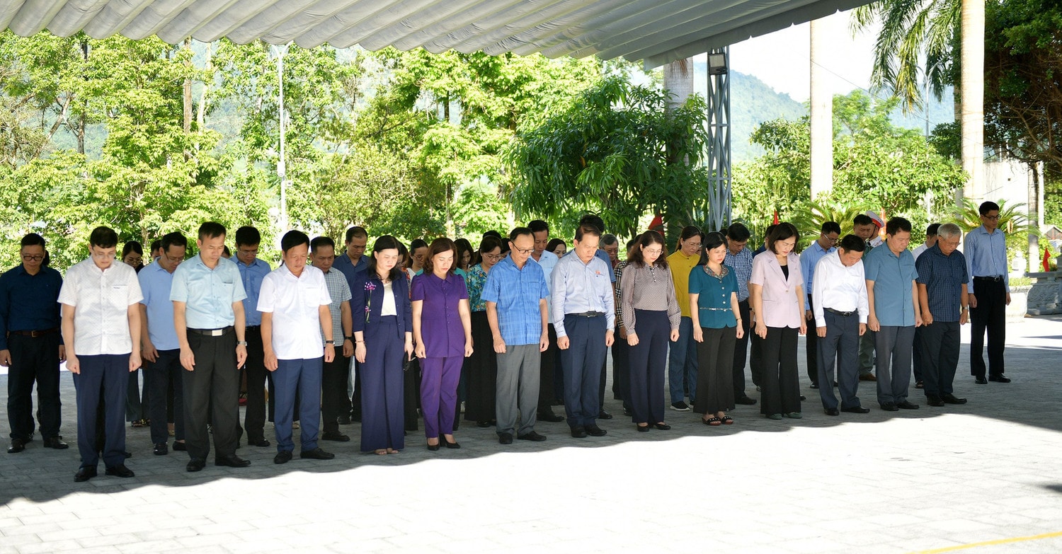 Đoàn công tác Ủy ban Pháp luật tri ân các anh hùng liệt sĩ, tặng quà người có công tại Hà Giang