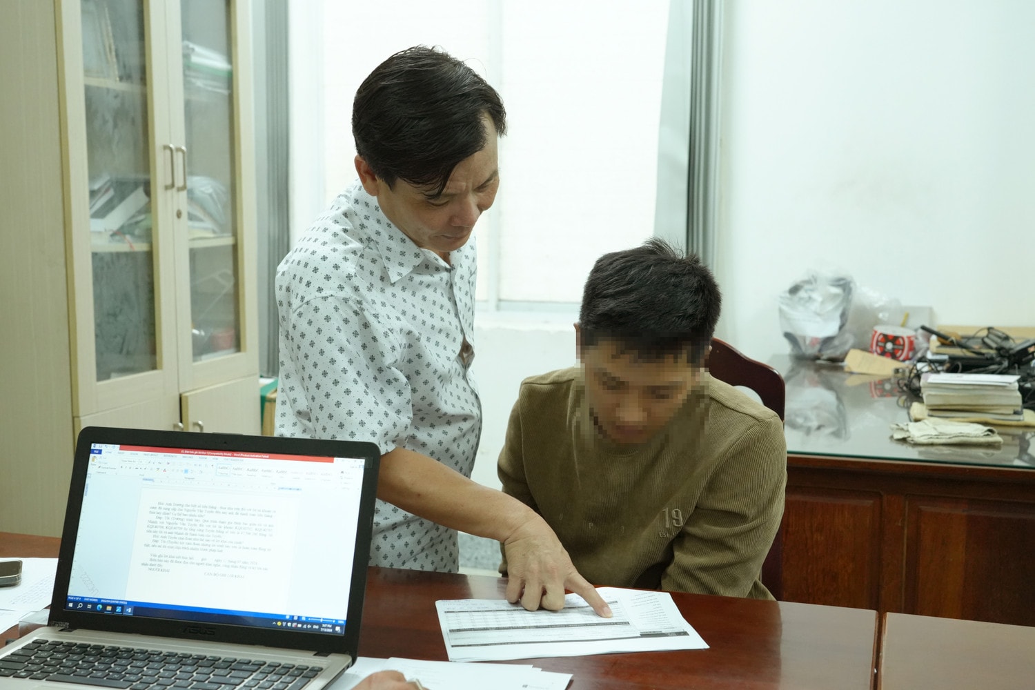 Thượng tá Ung Chiêu Thành, Chánh Văn phòng, Phó Thủ trưởng Cơ quan Cảnh sát điều tra trực tiếp lấy lời khai đối tượng Trường Thượng tá Ung Chiêu Thành, Chánh Văn phòng, Phó Thủ trưởng Cơ quan Cảnh sát điều tra trực tiếp lấy lời khai đối tượng Trường