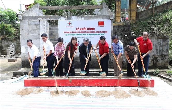 At the July 17 groundbreaking ceremony for the construction of a new semi-boarding kitchen at Kim Dong primary school in the northern border province of Lang Son’s Trang Dinh district. (Photo: VNA) Chinese Embassy supports school nutrition improvement in Lang Son -0