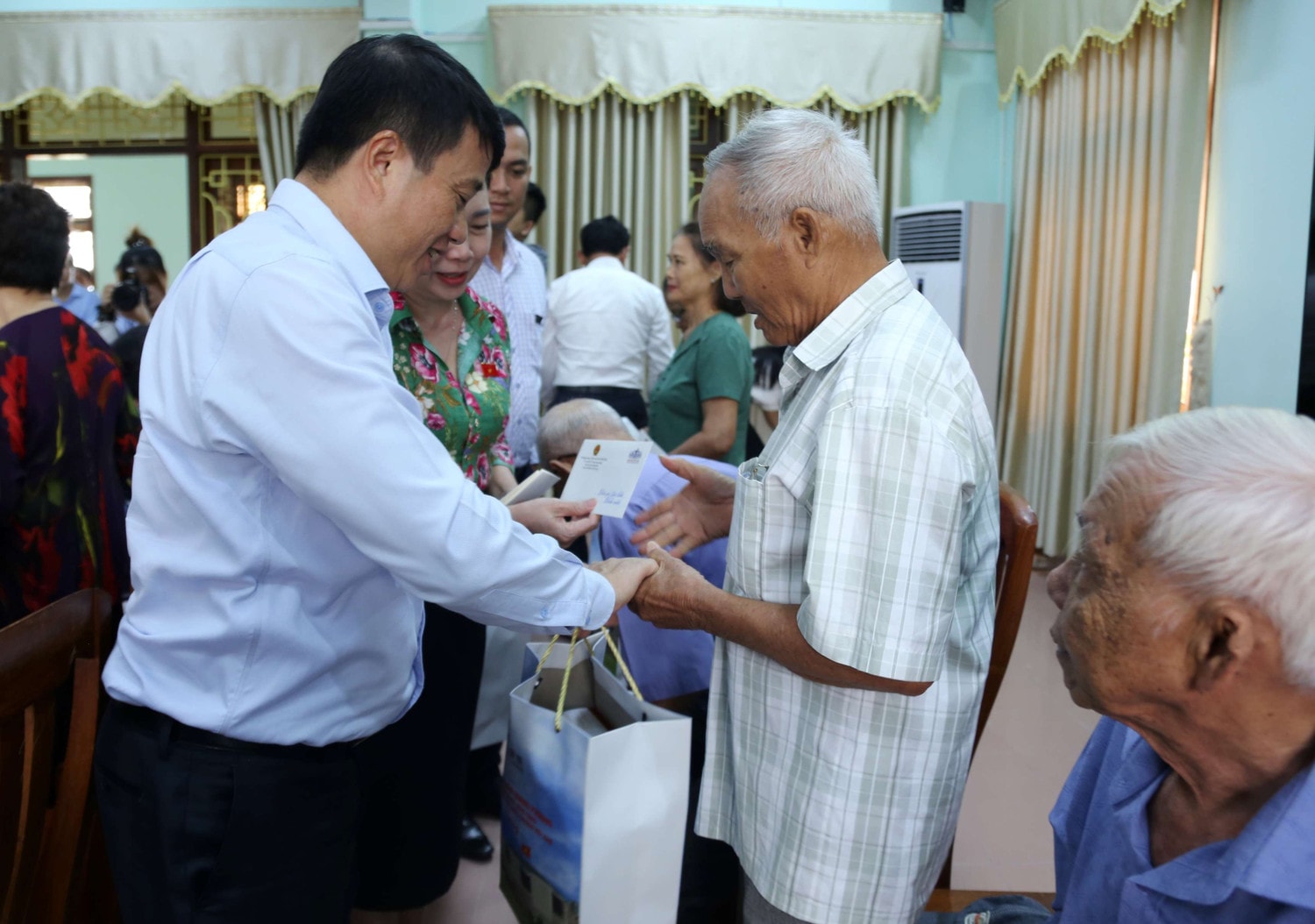 Chủ tịch Hội đồng Dân tộc Y Thanh Hà Niê Kđăm tặng quà các gia đình chính sách Phó Chủ tịch Quốc hội Trần Quang Phương chủ trì khảo sát kết quả triển khai và thi hành Luật Hoạt động giám sát của Quốc hội và HĐND tại thị xã An Nhơn -0