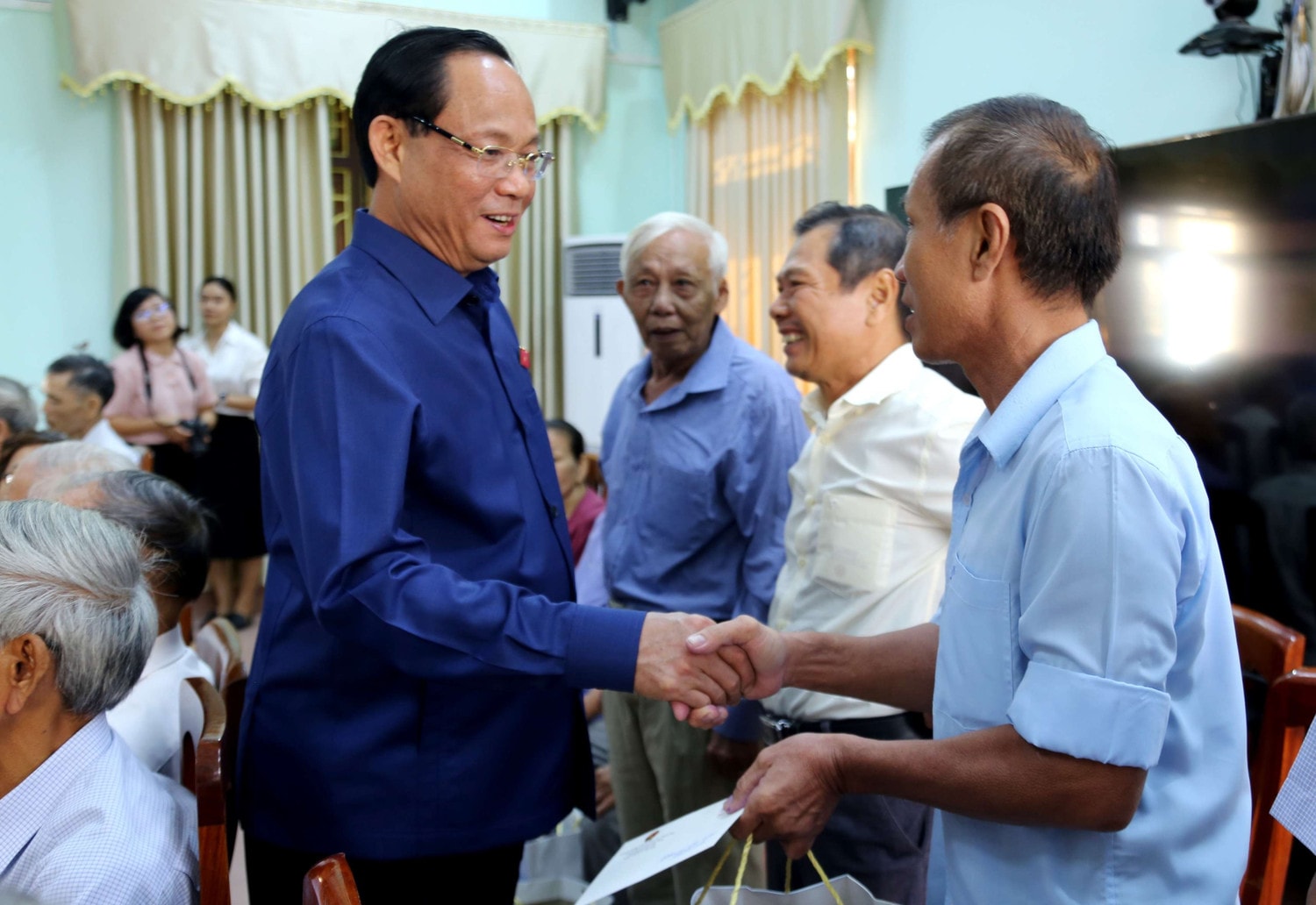 Phó Chủ tịch Quốc hội, Thượng tướng Trần Quang Phương ân cần thăm hỏi các gia đình chính sách Phó Chủ tịch Quốc hội Trần Quang Phương chủ trì khảo sát kết quả triển khai và thi hành Luật Hoạt động giám sát của Quốc hội và HĐND tại thị xã An Nhơn -0