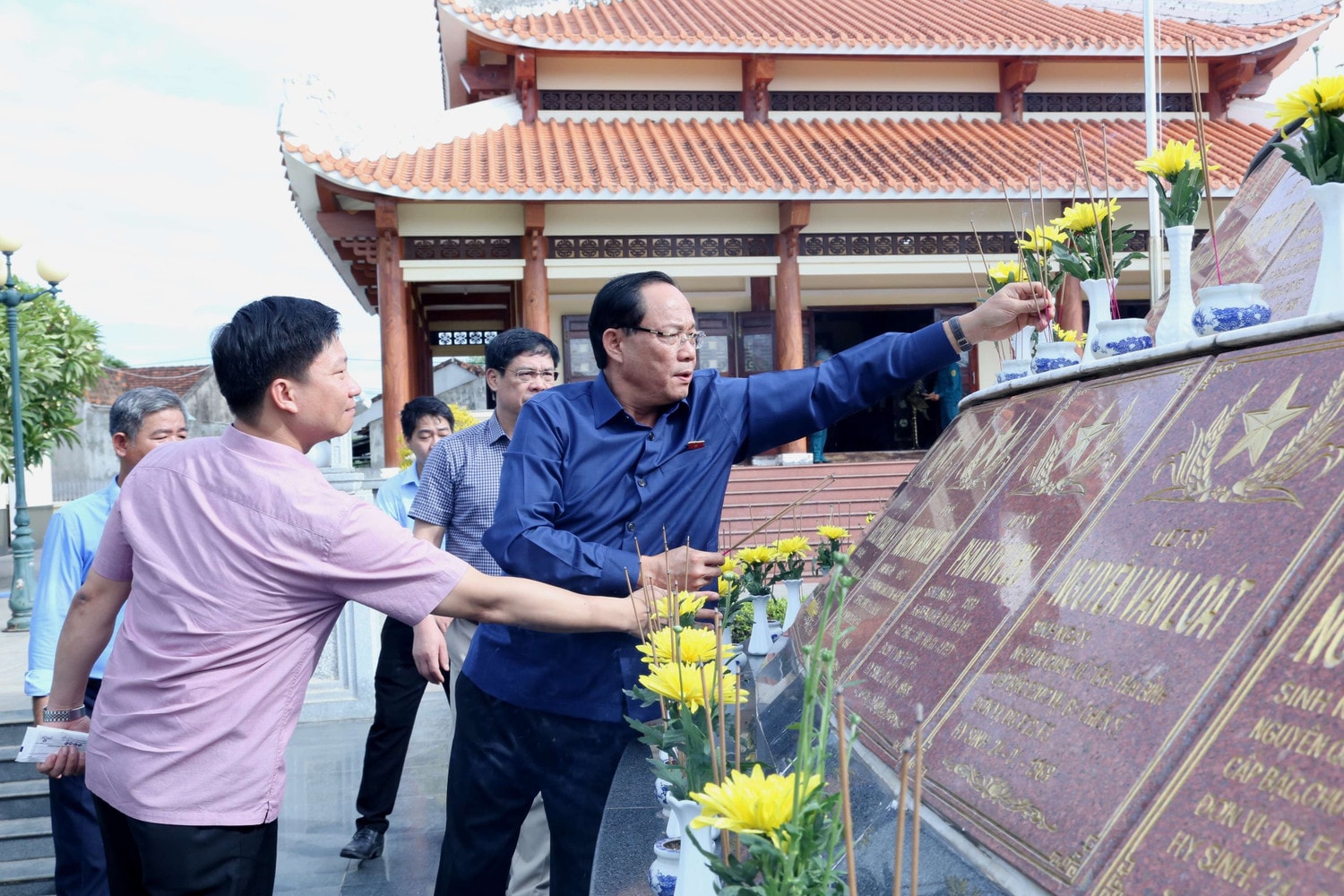 Phó Chủ tịch Quốc hội, Thượng tướng Trần Quang Phương và Đoàn công tác dâng hương, dâng hoa tại Mộ tập thể Liệt sĩ Sư Đoàn 3 Sao Vàng tại thị trấn Đập Đá, thị xã An Nhơn Phó Chủ tịch Quốc hội Trần Quang Phương chủ trì khảo sát kết quả triển khai và thi hành Luật Hoạt động giám sát của Quốc hội và HĐND tại thị xã An Nhơn -1