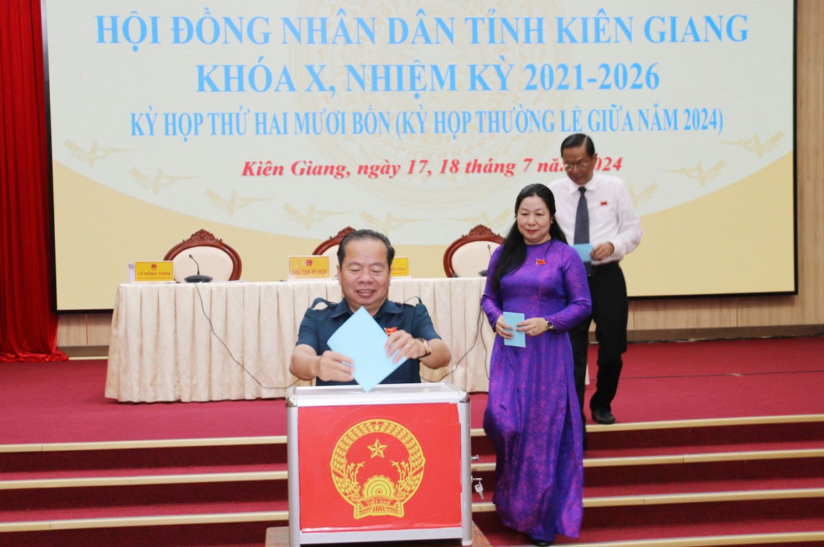 Tại kỳ họp này, HĐND tỉnh Kiên Giang bầu ông Hồ Văn Dũng, Giám đốc Sở Y tế giữ chức Ủy viên UBND tỉnh Kiên Giang Kiên Giang: Kiên Giang tăng trưởng GRDP cao nhất trong 5 năm qua