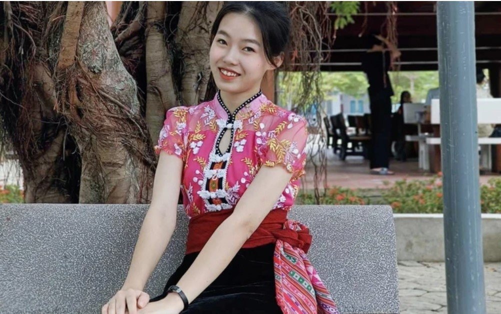 Khâm phục 2 nữ sinh xứ Nghệ đạt thủ khoa khối C toàn quốc  -0
