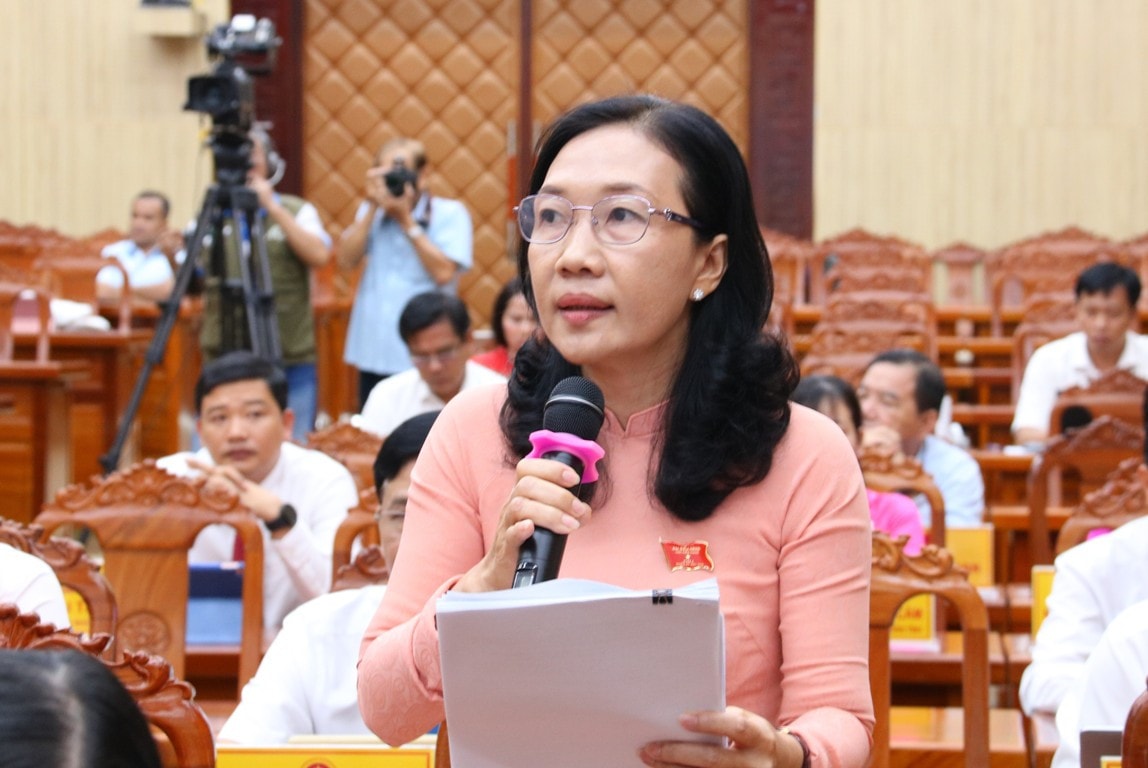 Đại biểu Lý Mộng Trinh, chất vấn về thực trạng người tham gia bảo hiểm y tế nhưng phải ra bên ngoài mua thuốc khi khám, chữa bệnh Kiên Giang: Kiên Giang tăng trưởng GRDP cao nhất trong 5 năm qua