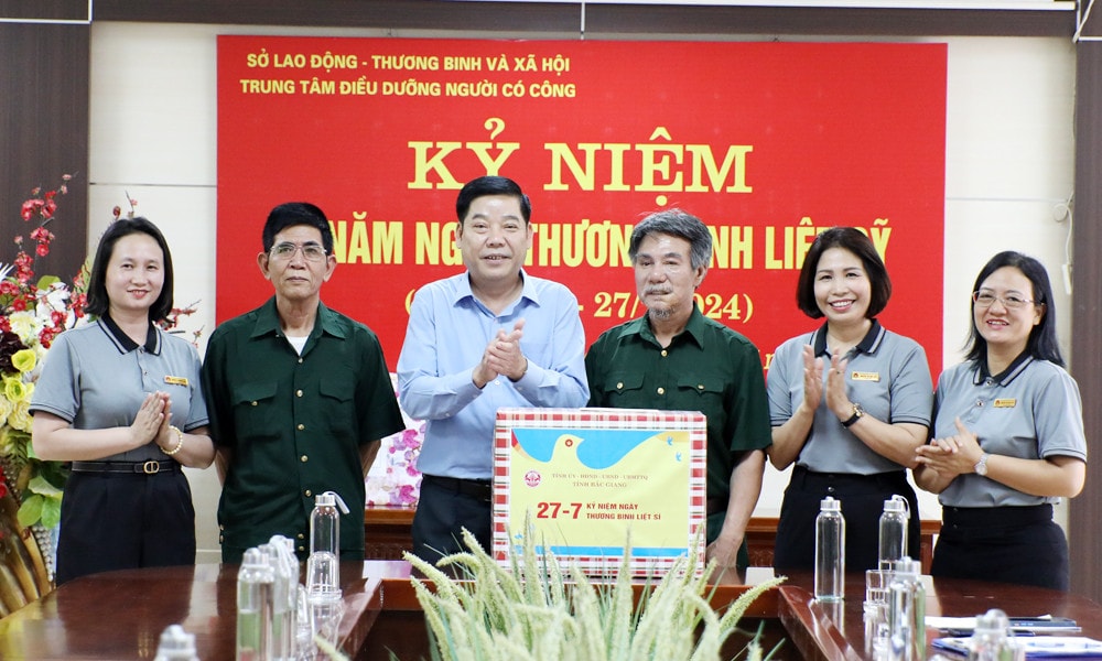 Bí thư Tỉnh ủy Bắc Giang Nguyễn Văn Gấu tặng quà người có công tại TP.Bắc Giang -0