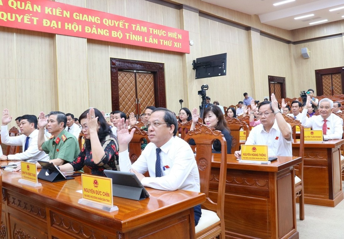 Đại biểu HĐND tỉnh biểu quyết thông qua 17 nghị quyết Kiên Giang: Kiên Giang tăng trưởng GRDP cao nhất trong 5 năm qua