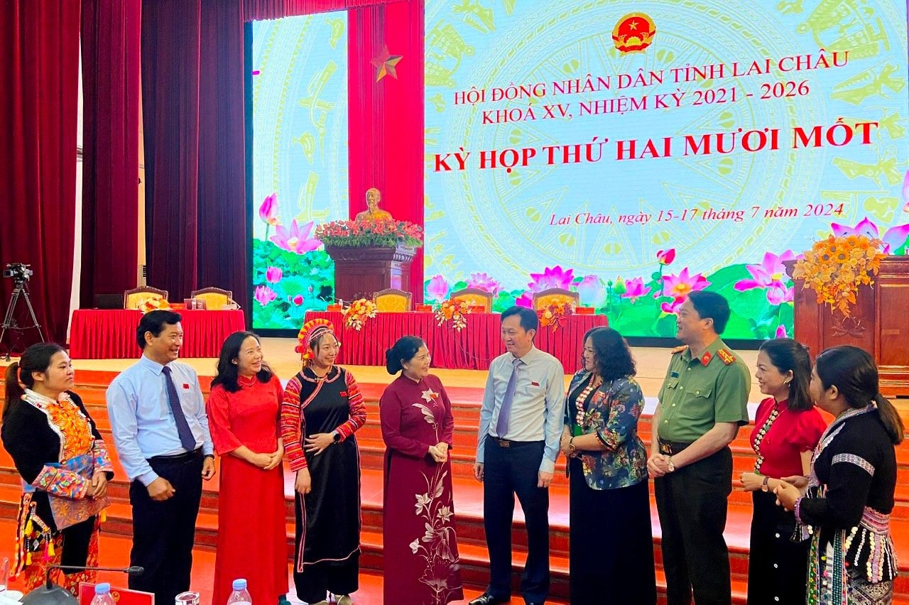Các đại biểu trao đổi bên lề Kỳ họp