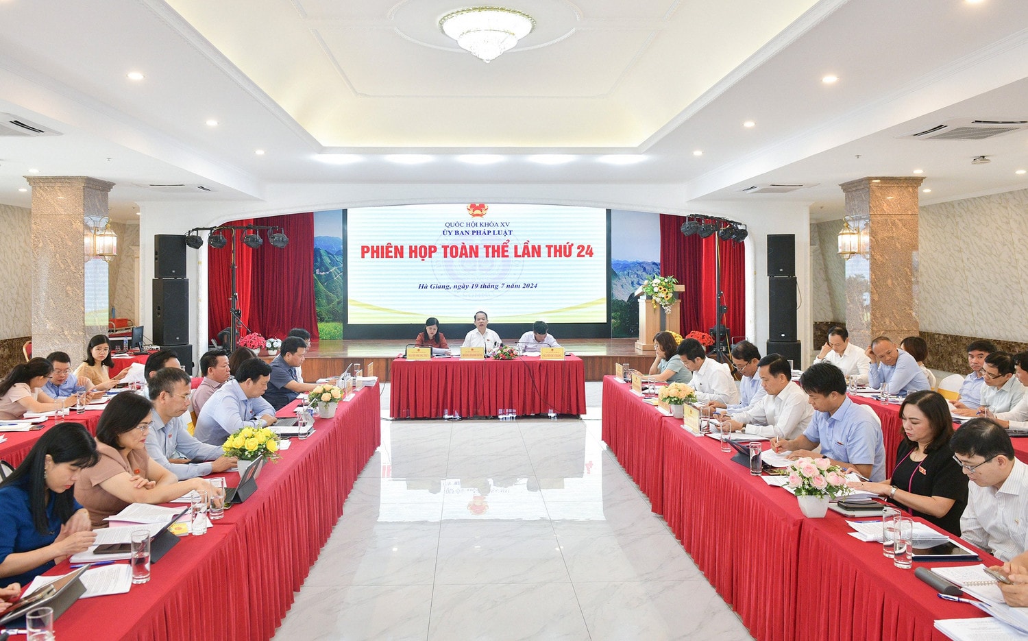 Ủy ban Pháp luật họp phiên toàn thể lần thứ 24