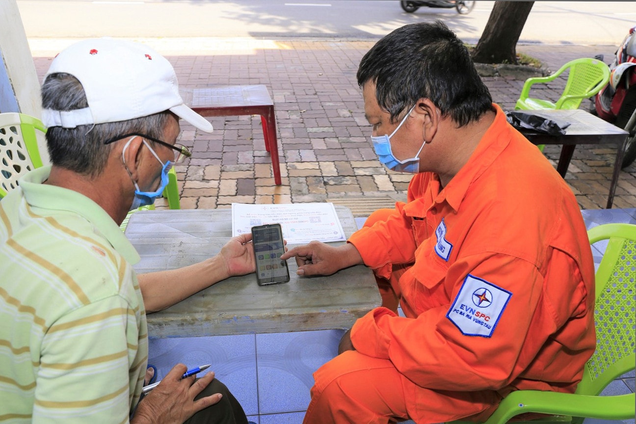 Hơn 95% khách hàng của EVN thanh toán tiền điện không dùng tiền mặt -0