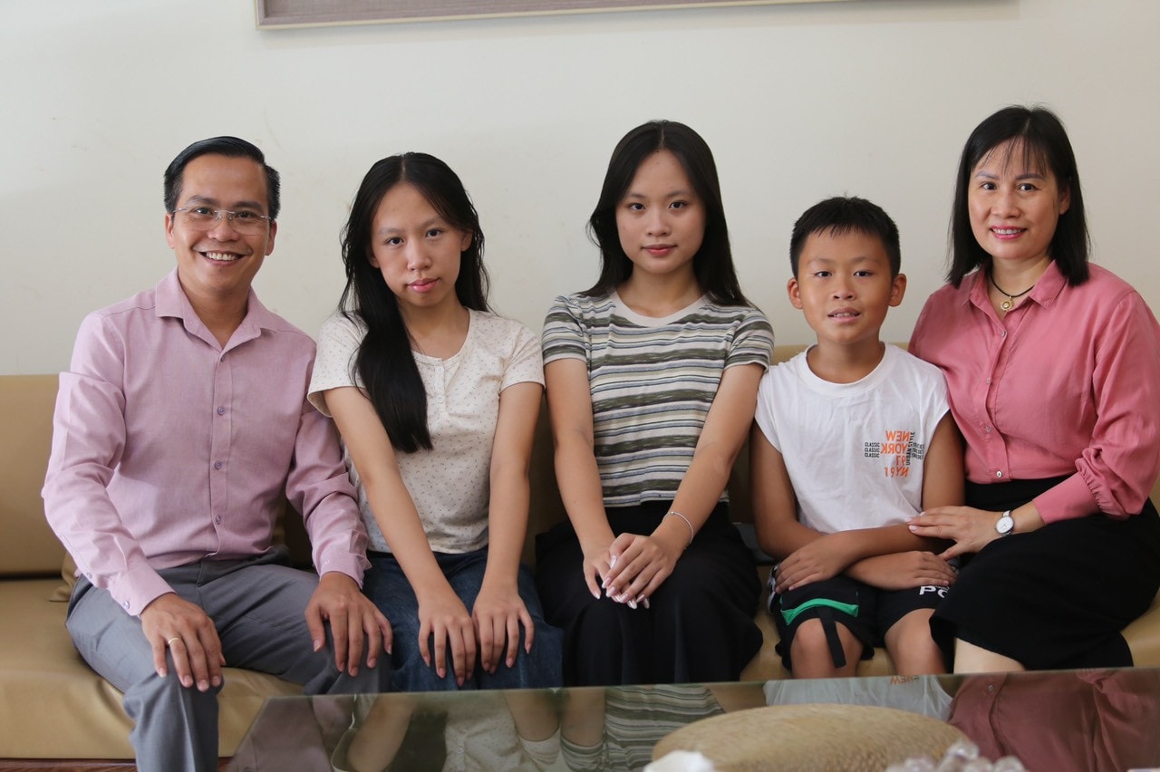 Thủ khoa khối D01: “Bố là hình mẫu em noi theo, mẹ là “kiến trúc sư” trên con đường học tập của em.” -0