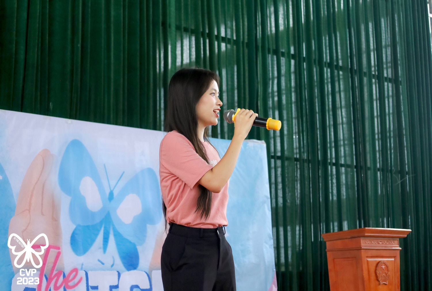 Thủ khoa khối D01: “Bố là hình mẫu em noi theo, mẹ là “kiến trúc sư” trên con đường học tập của em.” -0