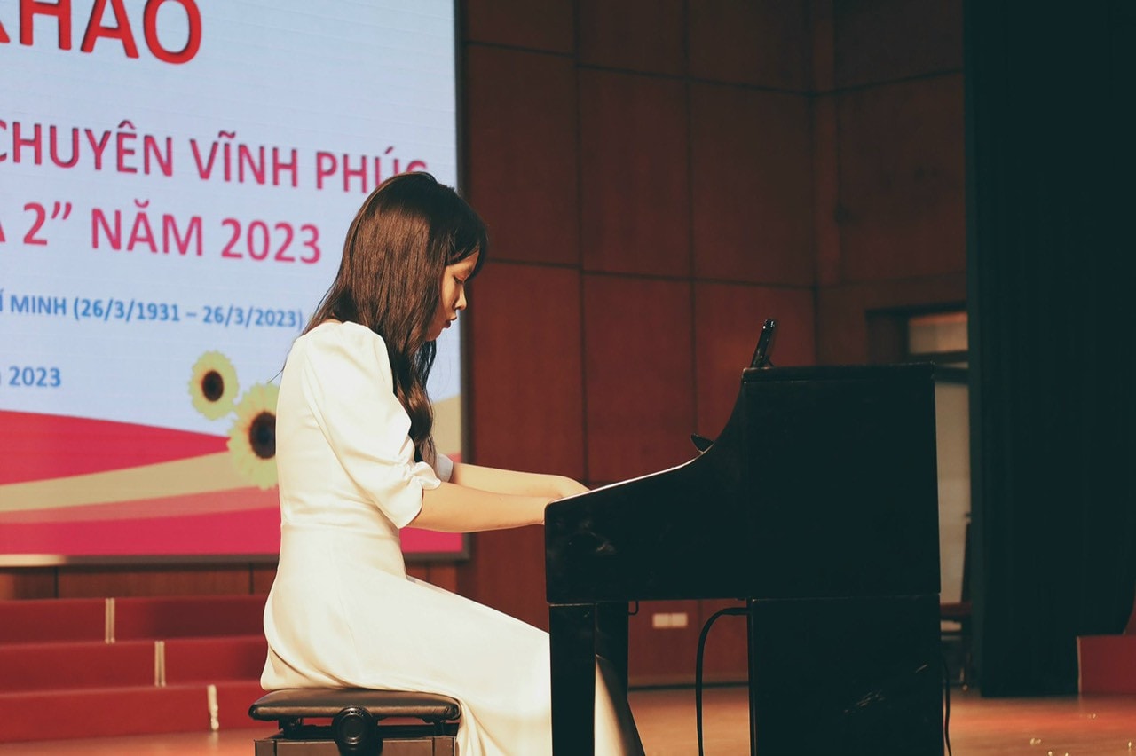 Thủ khoa khối D01: “Bố là hình mẫu em noi theo, mẹ là “kiến trúc sư” trên con đường học tập của em.” -0