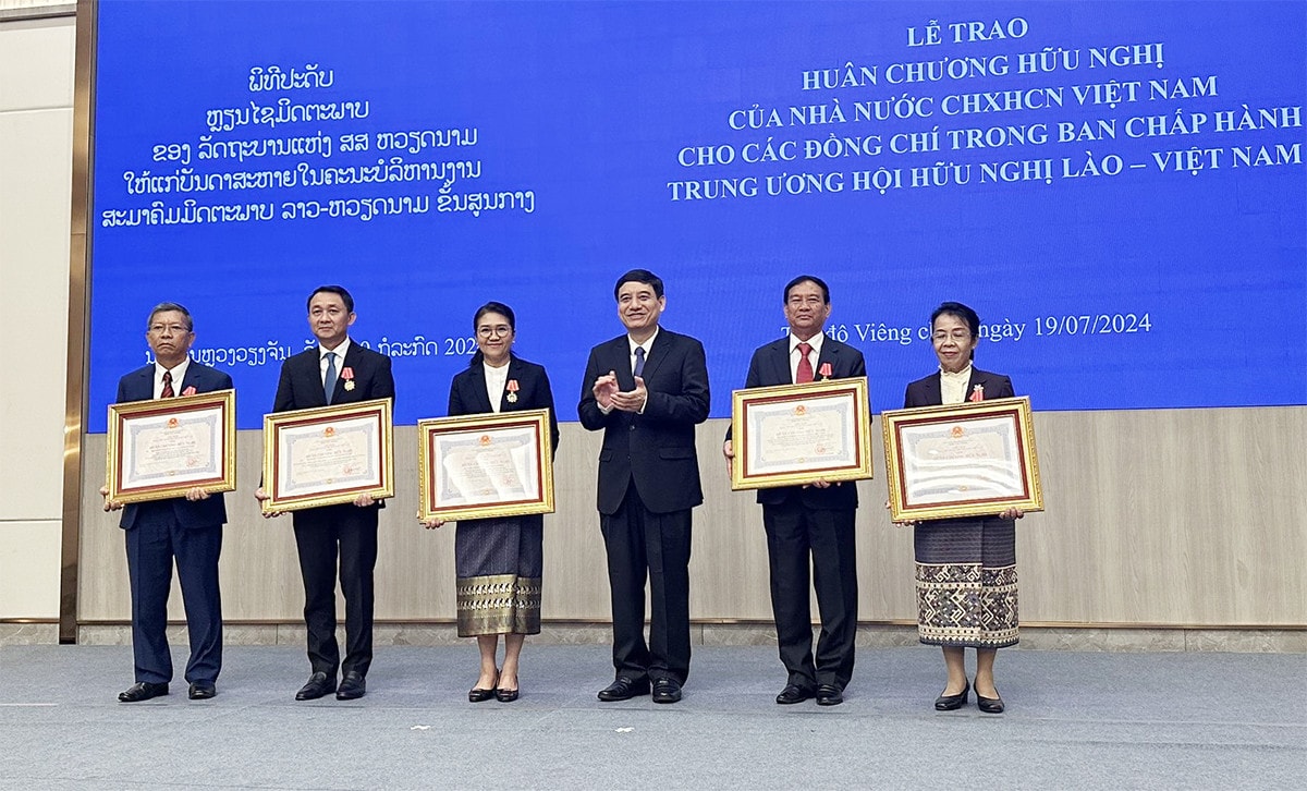 Hội Hữu nghị Việt Nam - Lào thăm, làm việc tại Lào -0