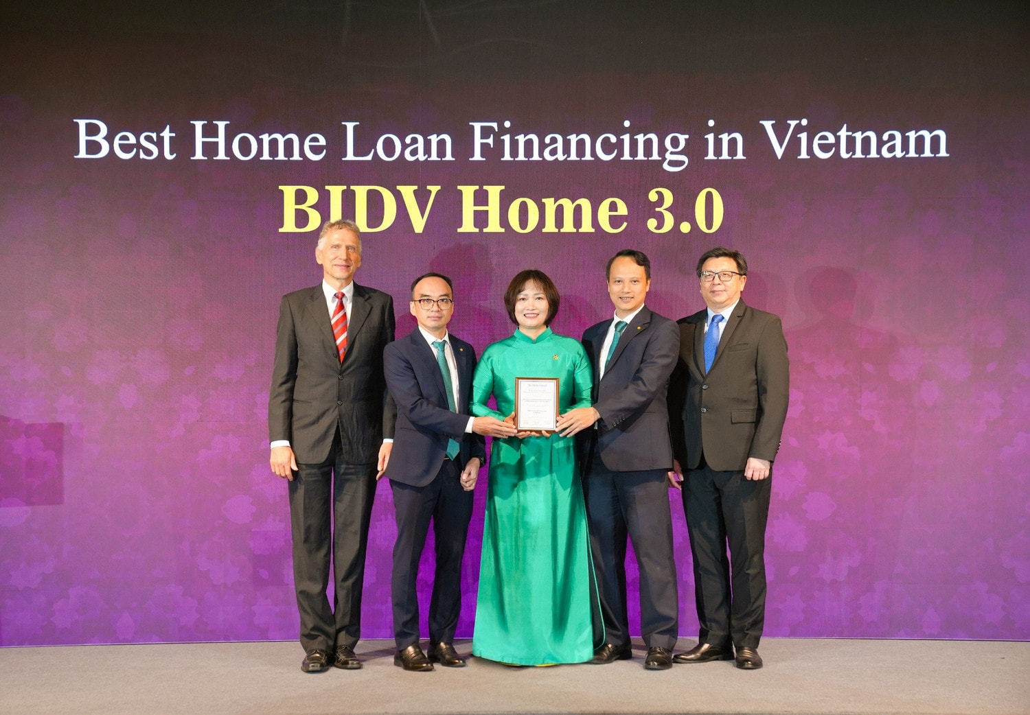 BIDV nhận “cú đúp” giải thưởng uy tín trong lĩnh vực ngân hàng bán lẻ -0
