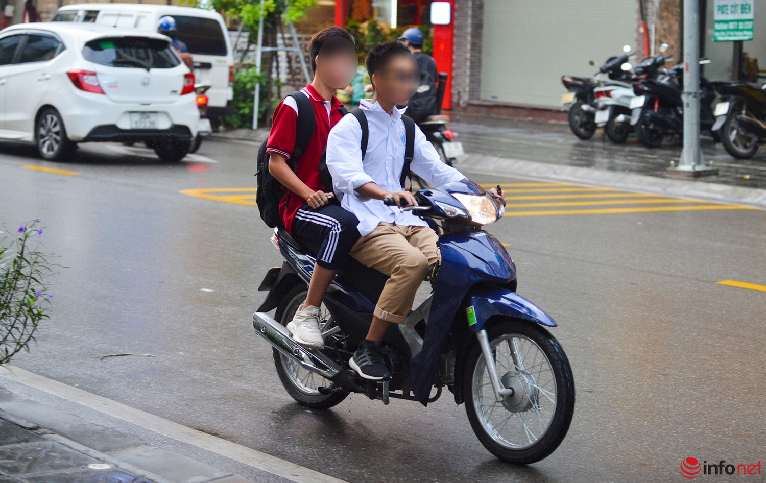 Học sinh chưa đủ tuổi đi xe gắn máy bị xử phạt thế nào? -0