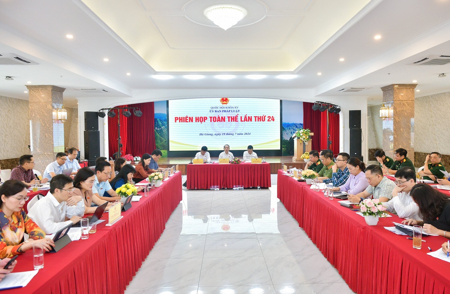 Ủy ban Pháp luật thẩm tra đề nghị bổ sung 2 dự án luật vào Chương trình xây dựng luật, pháp lệnh năm 2024 -1