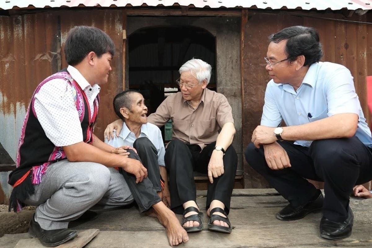 Tổng Bí thư Nguyễn Phú Trọng thăm gia đình thương binh Đinh Phi, hộ có hoàn cảnh đặc biệt khó khăn ở làng Tung Ke 2, xã Ayun, huyện Chư Sê, tỉnh Gia Lai, tháng 4.2017. Ảnh: TTXVN