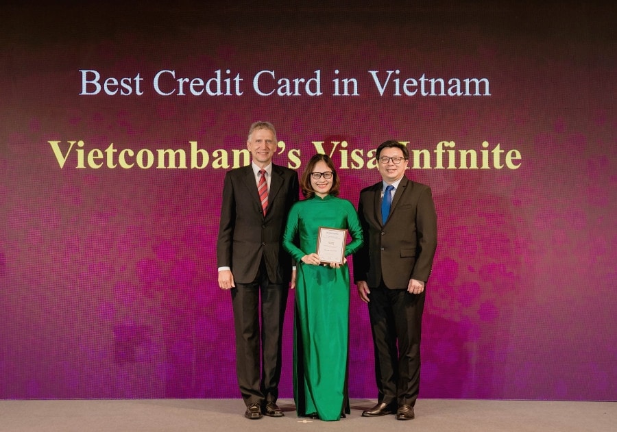 Bà Trần Thị Hạnh - Trưởng Phòng Phát triển Sản phẩm Bán lẻ đại diện Vietcombank nhận giải Thẻ tín dụng tốt nhất Việt Nam năm 2024. Ảnh: VCB