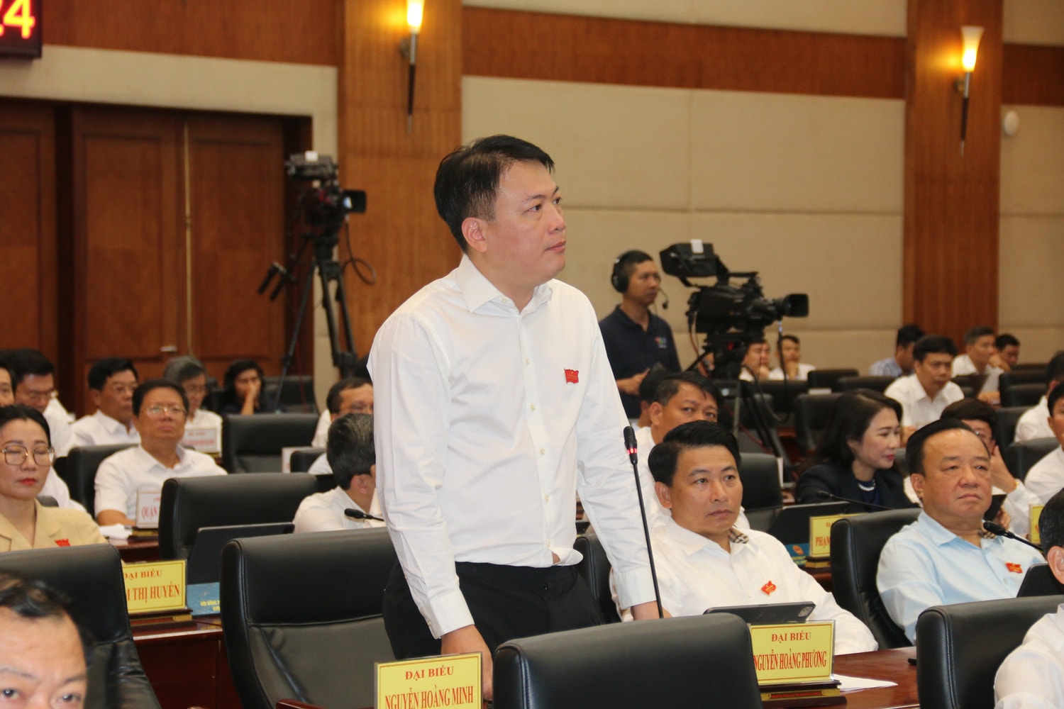 Đại biểu HĐND thành phố chất vấn tại kỳ họp. Ảnh: Bảo Trâm