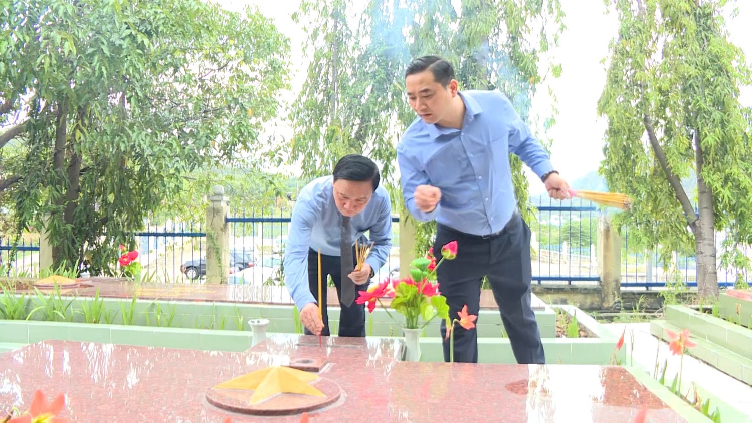 Phó Chủ tịch Quốc hội Nguyễn Khắc Định viếng nghĩa trang và thăm các gia đình có công -0